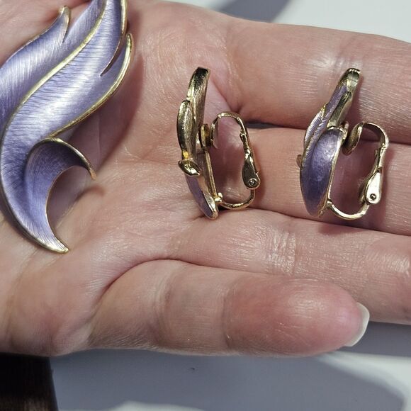 Vintage Jonette Jewelry Gold Tone Purple Enamel Brooch & Clip On Earrings Set - Picture 2 of 11